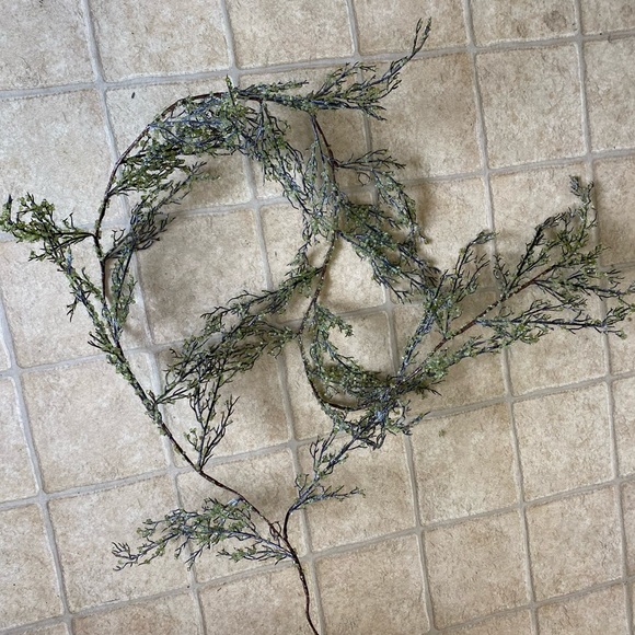 Ice glazed cedar garland - Picture 1 of 3